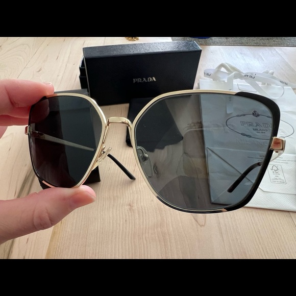 Good Condition, Authentic Prada polarized sunnies. - Picture 2 of 10